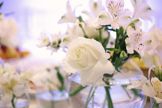 Gedeckter Tisch bei einer luxuriösen Hochzeitsfeier Schöne Blumen auf dem Tisch