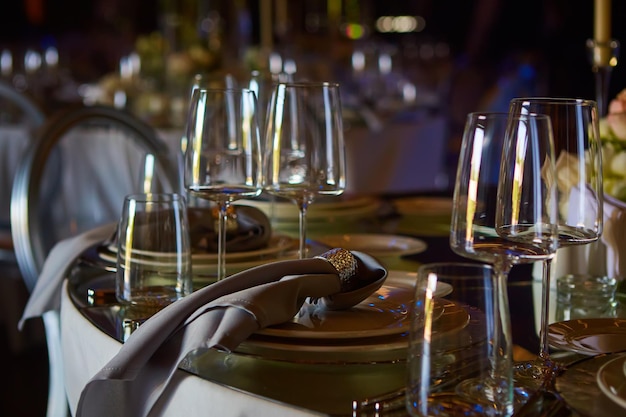 Gedeckter Tisch für eine Hochzeit oder ein anderes Abendessen mit Catering Shallow dof