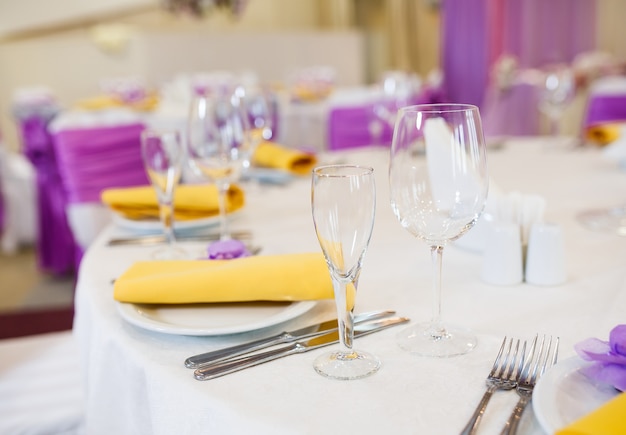 Gedeckter Tisch für eine Hochzeit oder ein anderes Abendessen mit Catering