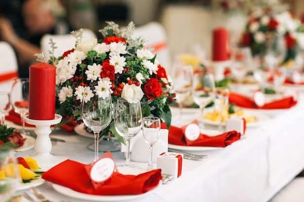 Gedeckter Tisch für eine Hochzeit oder ein anderes Abendessen mit Catering.
