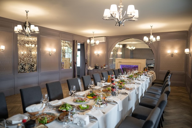 Gedeckter Tisch mit Utensilien und Geschirr für ein Bankett in einem Restaurant
