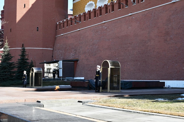 Gedenkgrab des unbekannten Soldaten mit ewiger Flamme im Alexandergarten Ehrenwache 24. März 2022 Moskau Russland