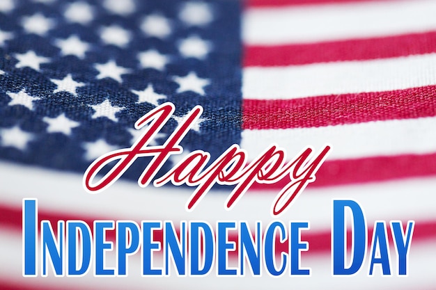 gedenktag, patriotismus und feiertagskonzept - glückliche unabhängigkeitstagesworte über dem hintergrund der amerikanischen flagge
