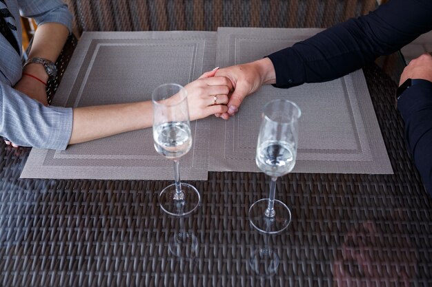 Gedienter Tisch in einem Restaurant für zwei Personen. Blaue Teller zum Essen, zwei Gläser. Romantisches Abendkonzept