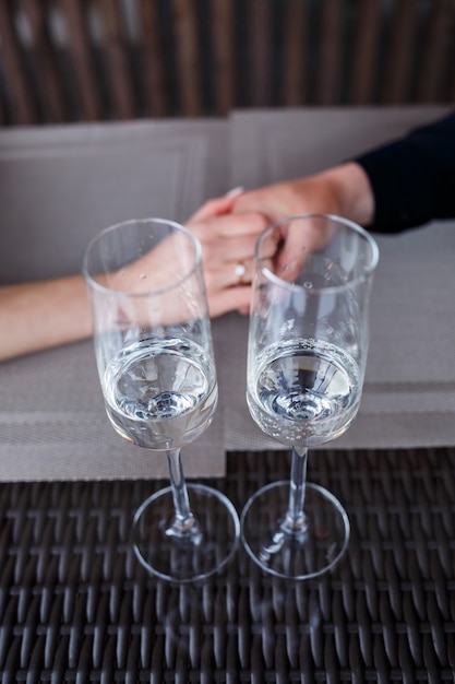 Gedienter Tisch in einem Restaurant für zwei Personen. Blaue Teller zum Essen, zwei Gläser. Romantisches Abendkonzept