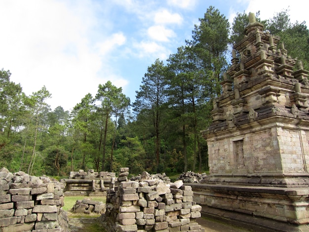 Foto gedong songo es un grupo de templos hindúes ubicados en semarang, java central, indonesia, rodeados de colinas, bosques y plantaciones de hortalizas.