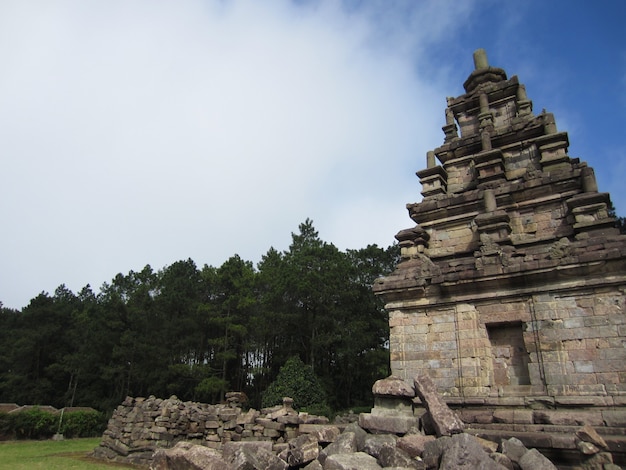 Foto gedong songo es un grupo de templos hindúes ubicados en semarang, java central, indonesia, rodeados de colinas, bosques y plantaciones de hortalizas.