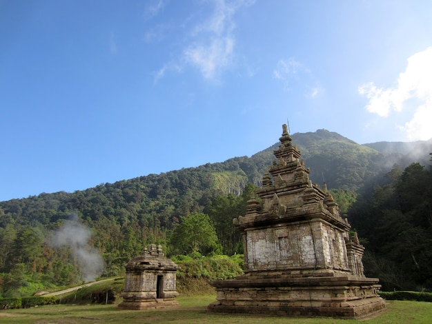 Gedong Songo ist eine Gruppe hinduistischer Tempel in Semarang, Zentral-Java, Indonesien, umgeben von Hügeln, Wäldern und Gemüseplantagen.