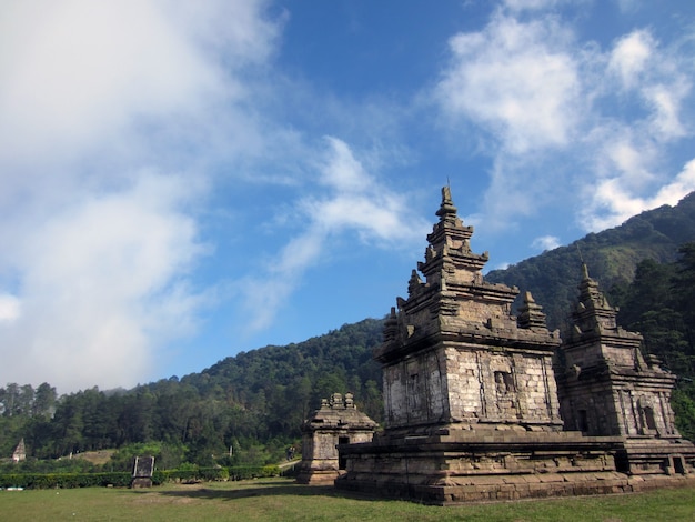 Gedong Songo ist eine Gruppe hinduistischer Tempel in Semarang, Zentral-Java, Indonesien, umgeben von Hügeln, Wäldern und Gemüseplantagen.