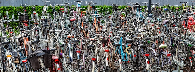 Gedrängter Fahrradpark in den Niederlanden