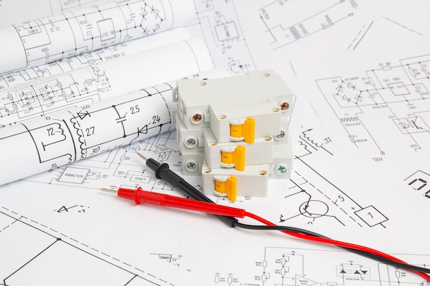 Gedruckte Zeichnungen von Stromkreisen, Drähten von Digitalmultimetern und elektrischen Schutzschaltern