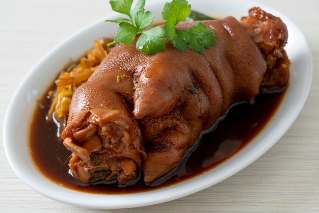 Gedünstete Schweinshaxe oder Gedünstete Schweinekeule - asiatische Küche