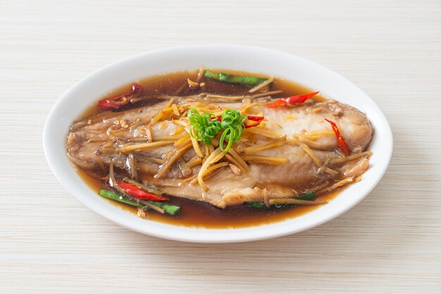 Gedünsteter Fisch mit Sojasauce - asiatische Küche