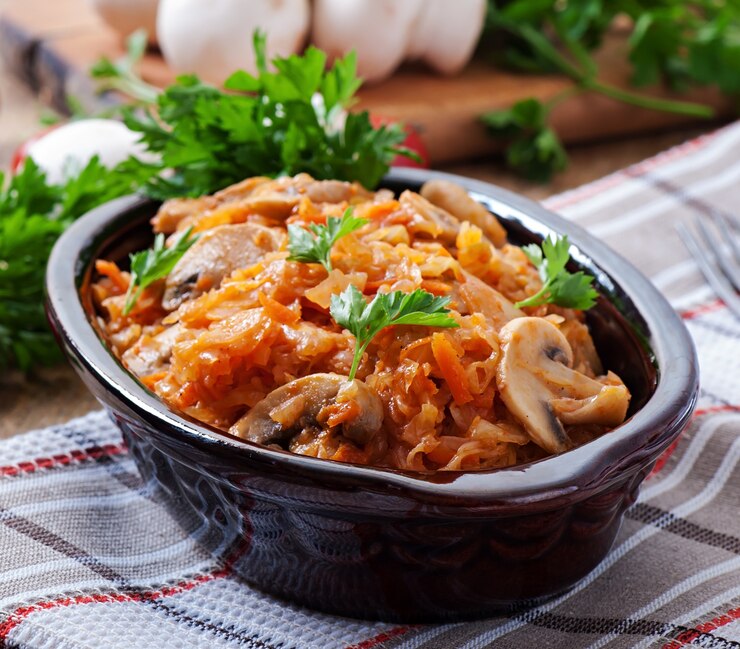 Foto gedünsteter kohl mit pilzen und tomatensauce