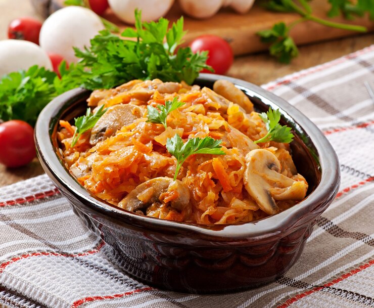 Foto gedünsteter kohl mit pilzen und tomatensauce