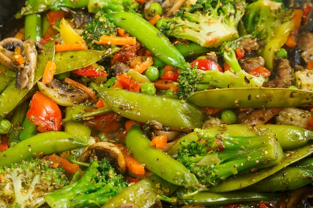 Gedünstetes Gemüse, Brokkoli-Tomaten und grüne Erbsen mit Nahaufnahme