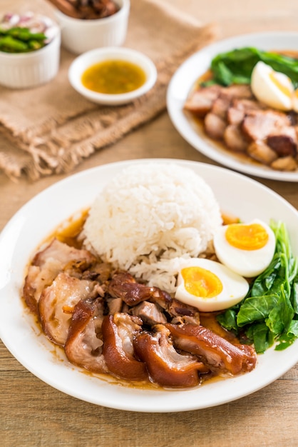 Gedünstetes Schweinefleischbein mit Reis