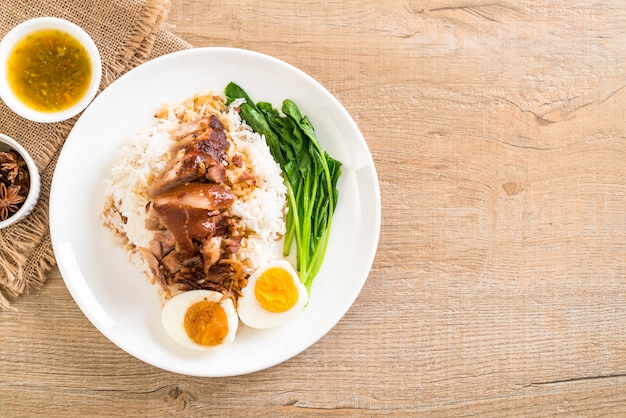 Gedünstetes Schweinefleischbein mit Reis