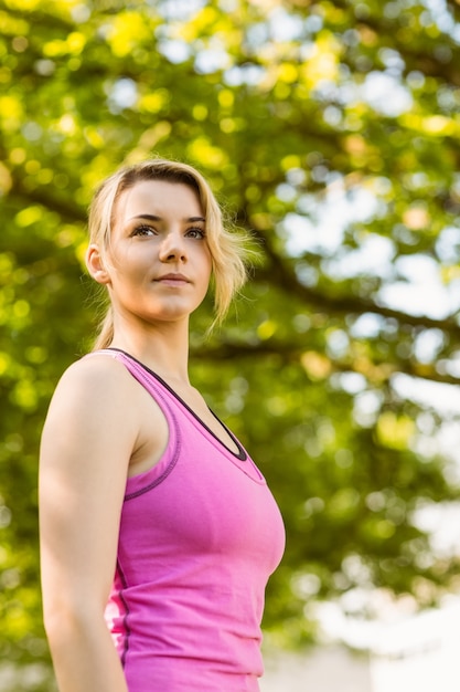 Geeignete blonde Stellung im Park