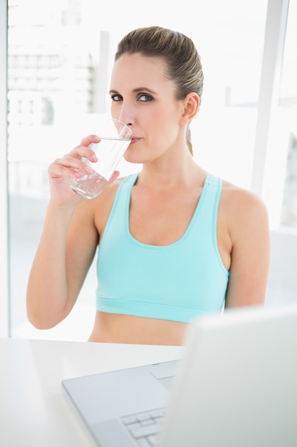 Geeignete Frau im Trinkwasser der Sportkleidung