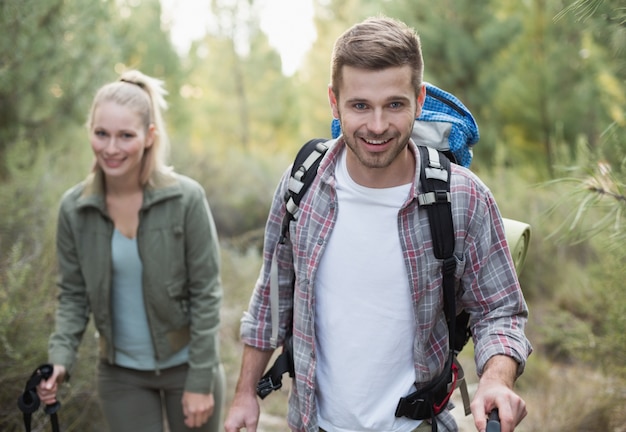 Geeignete junge Paare, die das Holz erforschen