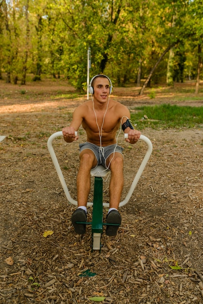 Geeigneter Mann, der am Park, ein gesundes Leben führend trainiert