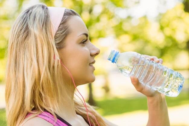 Geeignetes blondes Trinken von ihrer Wasserflasche