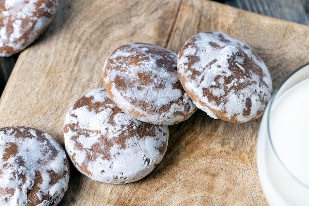 Foto geeiste zuckerlebkuchen auf einem schneidebrett