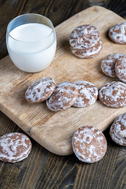 Foto geeiste zuckerlebkuchen auf einem schneidebrett