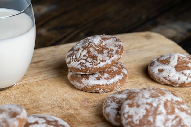 Geeiste Zuckerlebkuchen auf einem Schneidebrett