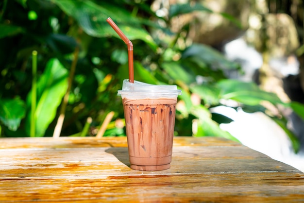 Geeister Schokoladenmilchshake auf dem Tisch