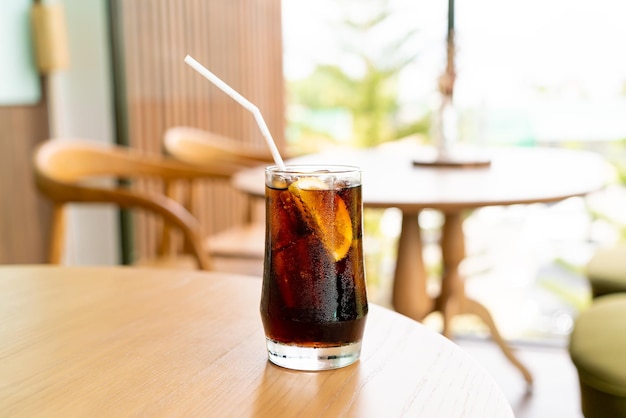 Geeistes Cola-Glas mit Eis im Café und Restaurant