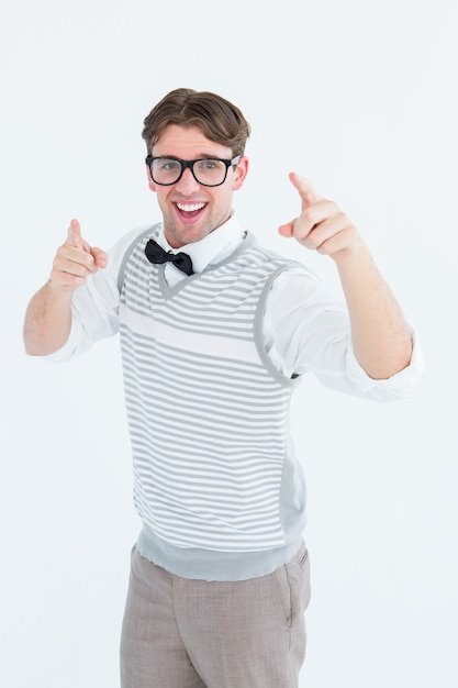 Geek hipster en chaleco de suéter bailando
