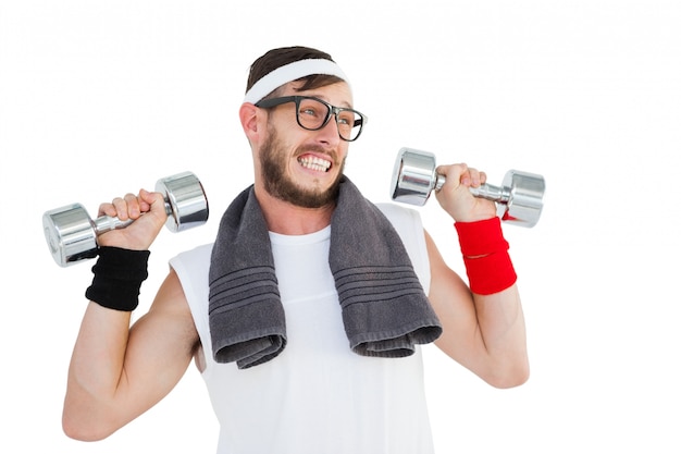Geek hipster levantando pesas en ropa deportiva
