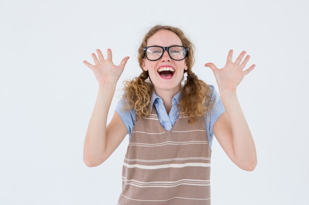 Foto geek hipster mujer sonriendo y mostrando sus manos