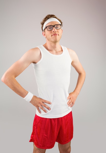 Geek hipster posando en ropa deportiva
