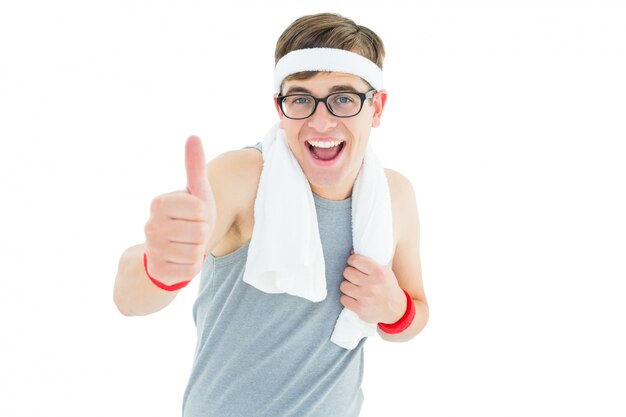 Geek hipster posando en ropa deportiva