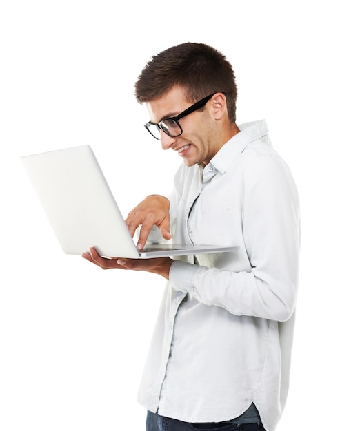 Geek hombre de negocios escribiendo en una computadora portátil y aislado en un fondo blanco Nerd con gafas en la tecnología digital de la computadora y divertido programador de TI codificación escritura de correo electrónico en línea y investigación en Internet