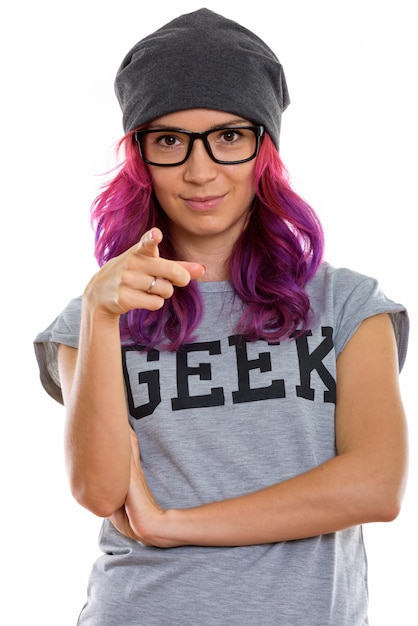 Geek-Mädchen zeigt nach vorne