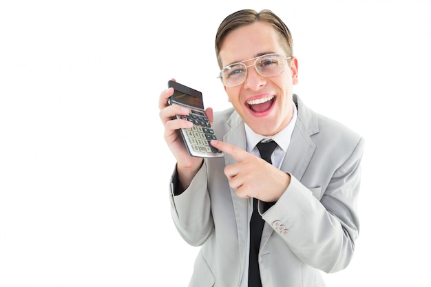 Geeky empresario aclamación con calculadora