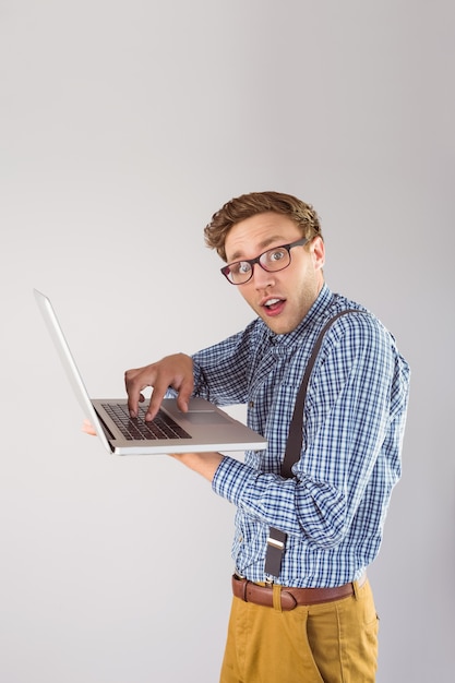 Geeky empresário usando seu laptop