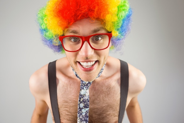 Geeky Hipster in Afro-Regenbogen-Perücke