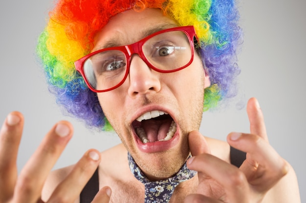 Geeky Hipster in Afro-Regenbogen-Perücke