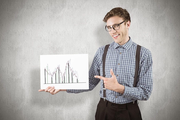 Geeky hipster mostrando um cartão contra fundo branco