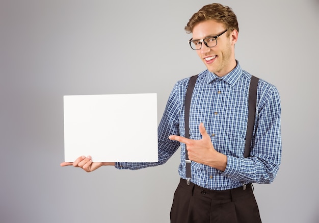 Geeky hipster mostrando um cartão