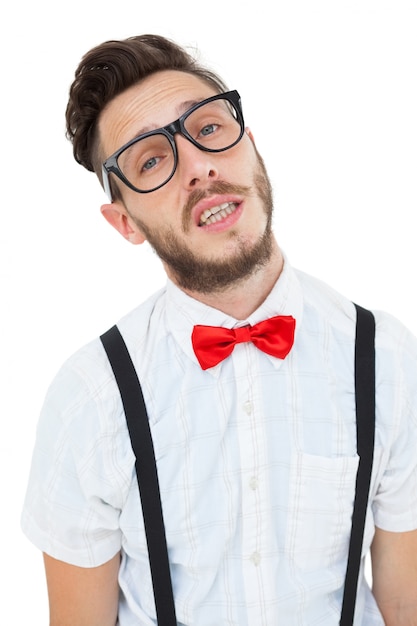 Geeky jovem hipster olhando câmera