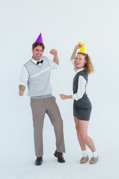 Geeky pareja bailando con sombrero de fiesta