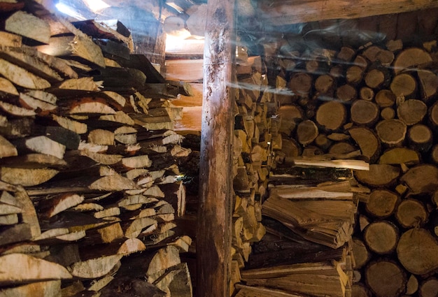 Geerntetes Brennholz im Holzschuppen für den Kamin oder Ofen