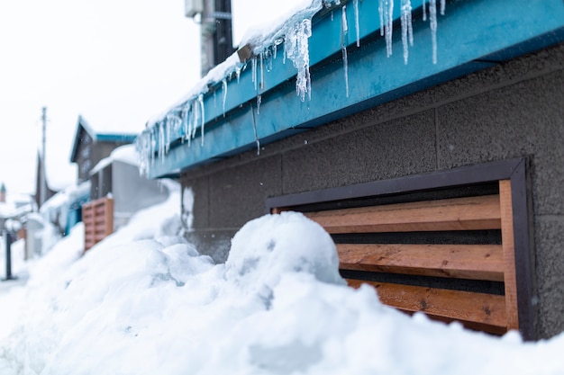 Gefährliche Eiszapfen, die vom Dach im Winter in Hokkaido, Japan hängen