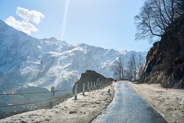 Gefährliche kurvenreiche straße zwischen den bergen. mountain streamer im zeitigen frühjahr. spektakuläre berglandschaft.